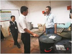 石碣鎮(zhèn)黨委書記親自帶隊開展環(huán)保督導(dǎo)行動 現(xiàn)場查封一家企業(yè)