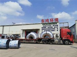 東鴻請來吊車發(fā)貨，一天發(fā)4車廢氣處理設(shè)備，車車都是17.5米大拖頭