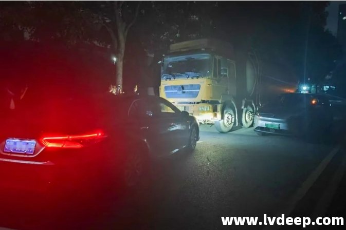 松山湖分局聯(lián)合城管分局連續(xù)蹲點，截停偷排槽罐車